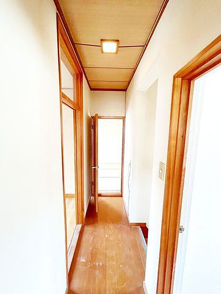 【リフォーム前/廊下】クロス張り替えを行います。