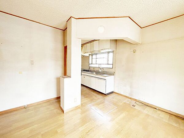 【リフォーム中/ダイニング】床材上張り、クロス貼り替え、建具交換を行います。