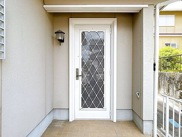 【玄関外観/リフォーム前】玄関ドア交換を行います。