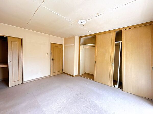 【2階南西洋室/リフォーム前】床はフローリング仕上げ、壁天井はクロス張替えを行います。