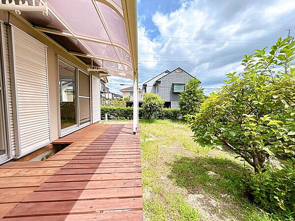 【庭/リフォーム前】ウッドデッキ、庇、植栽を撤去します。