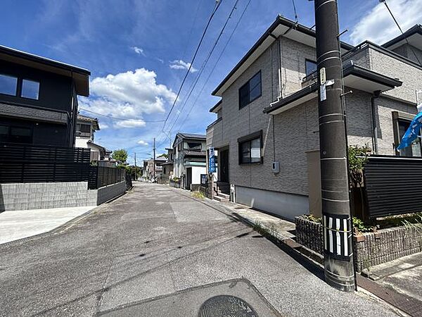 【前面道路】住宅街に位置しており、前面道路の交通量は多くなく、落ち着いて駐車いただけます。