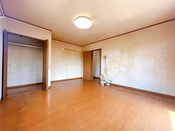 【リフォーム前/2階9.25帖洋室】クロス張替え、照明の交換を行います。