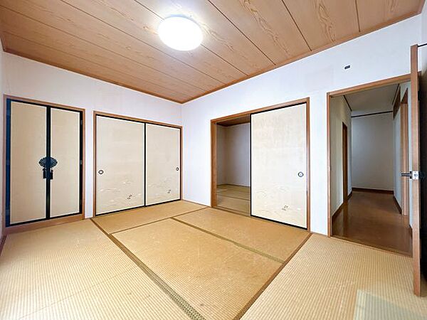 【リフォーム前/1階6帖和室(南西側)】畳の表替え、クロス・障子・ふすまの張替え、照明の交換を行います。