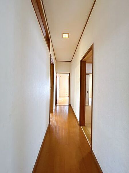 【リフォーム前/1階廊下】クロス張替え、照明の交換を行います。