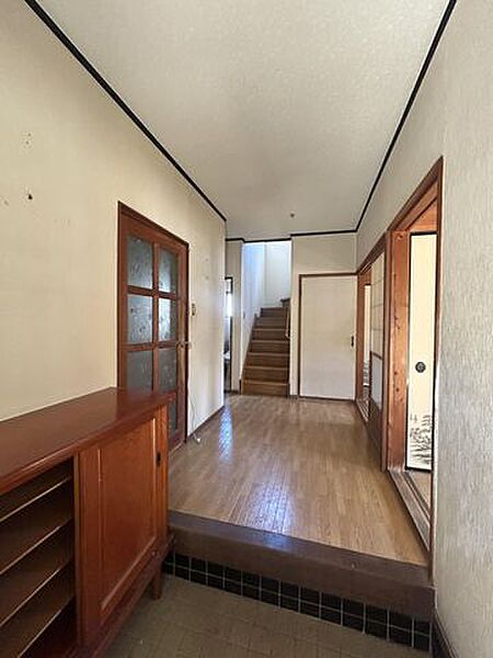 【リフォーム前/玄関】シューズボックスの交換、床材上張、クロス張替え、照明の交換などを行います。