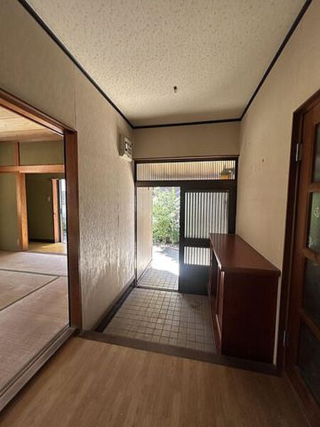 バルコ【リフォーム前/玄関】シューズボックスの交換、床材上張、クロス張替え、照明の交換などを行います。ニー