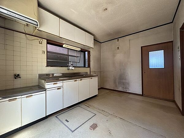 【リフォーム前/洋室】現在はダイニングキッチンですが、約4.5帖の洋室に変更予定。収納も設置予定です。