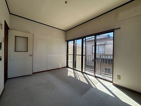 【リフォーム前/2階南西側洋室】床材上張、クロス張替え、照明の交換などを行います。