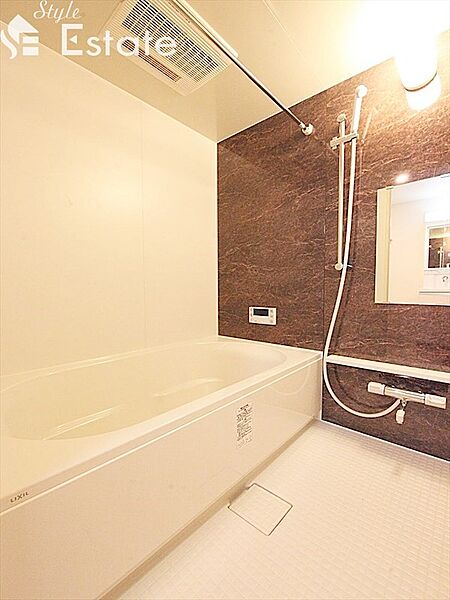 浴室：バスルーム　追い炊き機能付　浴室換気乾燥機付