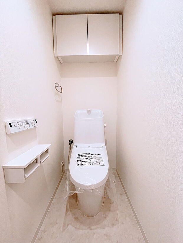 温水洗浄機能付きのトイレ。肌寒い日でも暖かく快適に使用できます。