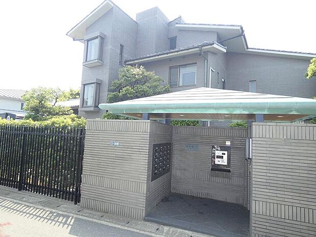 鎌倉小町通りから路地を一歩入った住宅地に佇む、落ち着きのある低層マンションです。