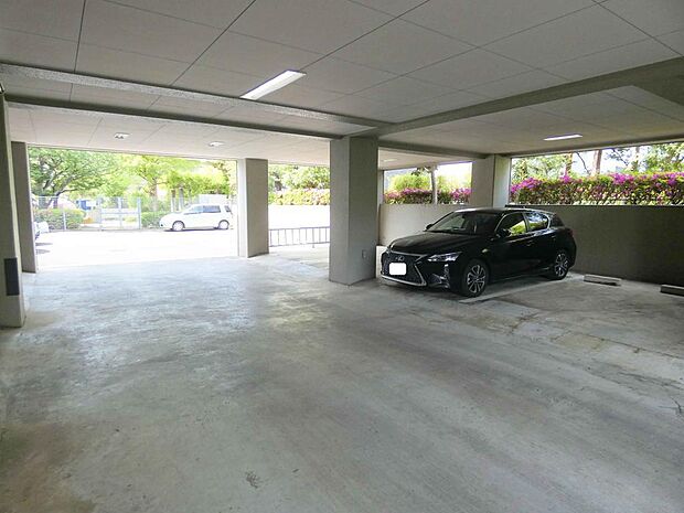 居住者専用の駐車場です。全区画が自走式の平面駐車場となります。