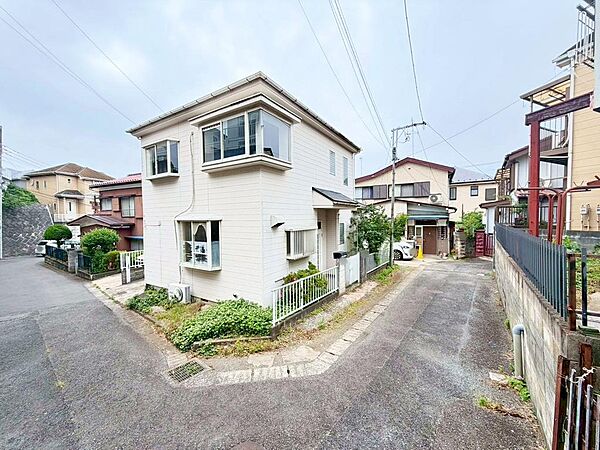 前面道路は車通りが少ない住宅地道路です。静かで安心して暮らせる立地です。建築条件はございません。お好きな建築会社さんで建築が可能です。※プラン相談、メーカーさんご紹介も可能です♪