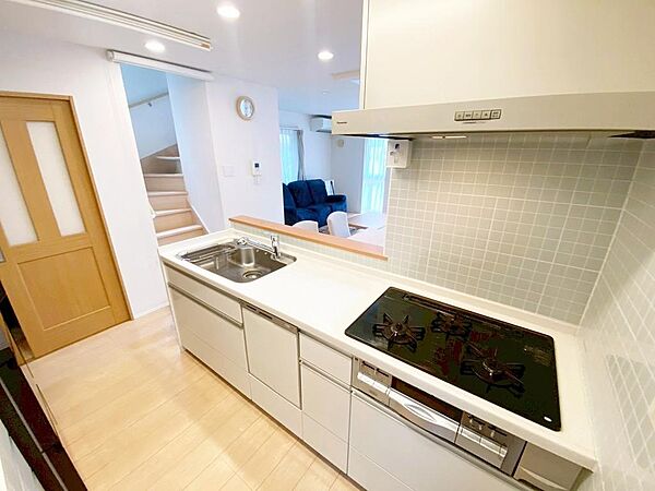 キッチンはオープンスタイルの対面式タイプです。リビングの吹抜け窓からの光が差し込むとても明るい雰囲気のキッチンスペースとなっています。勝手口もあるのでゴミ出しが楽々です♪室内（2026年9月）撮影