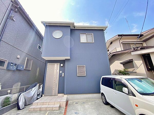 グリーンラインとJR横浜線が利用できる「中山」駅から平坦で歩ける立地。他にJR横浜線「十日市場」駅、田園都市線「青葉台」駅へのバス路線も充実。通勤通学がとても便利な立地です。現地（2026年9月）撮影