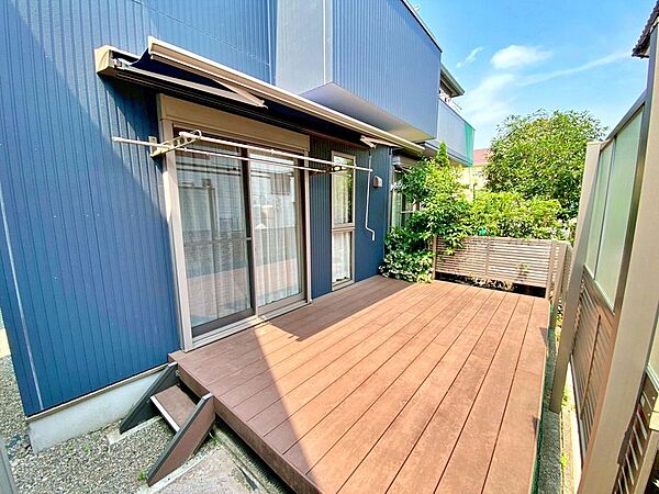 南側のお庭スペースには広々としたウッドデッキがございます。リビングと繋がっており、陽気が良い日には、ウッドデッキでアウトドアリビングをお楽しみいただけます。