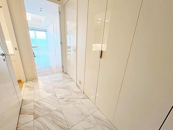 玄関　広々とした玄関です。大理石の床が高級感があり、日々の生活はもちろん、お客様をお迎えするのも嬉しくなります。ホワイトのシューズクロークが明るい印象の玄関です。室内（2026年9月）撮影