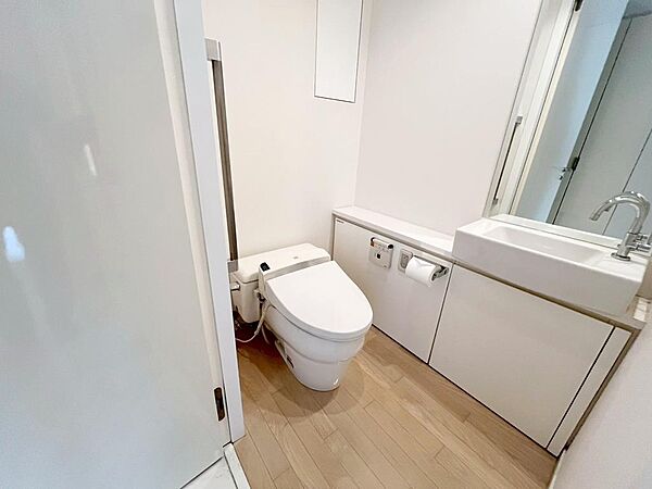 トイレ　広々としたトイレルームに節水型タンクレストイレを設置し、洗面も備えた空間は、来客時でもスマートに活用できる清潔感のある印象を与えます。室内（2026年8月）撮影