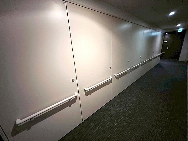 トランクルーム　屋内専用トランクルームは、大きすぎる荷物や季節の衣類を安全に保管できる便利な収納スペースです。現地（2026年8月）撮影