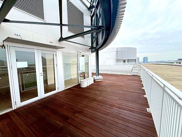 スカイデッキ　最上階のスカイクラブに繋がっているスカイデッキです。広々としており、横浜の海を一望できるロケーションが魅力。現地（2026年8月）撮影