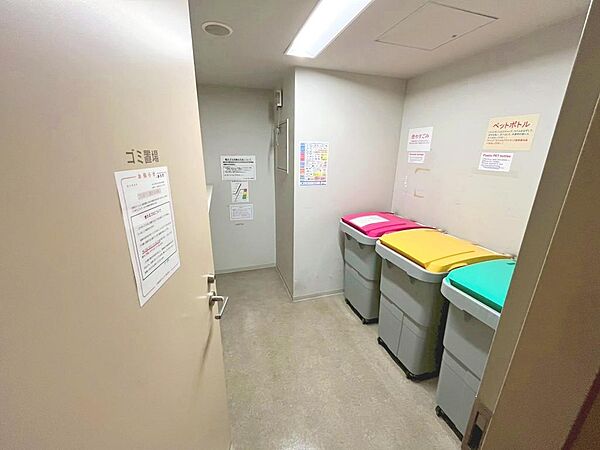 24時間いつでもゴミ出しできるため、時間に縛られず生活でき、においや虫の発生を抑え、住戸内を清潔に保ちやすいです。