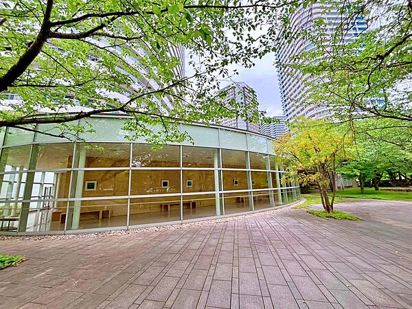フォレシスホール　広々とした、ミニコンサートやパーティー、映画鑑賞、個展、イベントなどが開催できるフォレシスホール。緑や陽の光を取り入れ、気持ちの良い空間です。現地（2026年8月）撮影