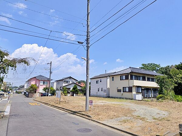 ～　鎌倉市城廻　土地　～広めにカースペースを確保したり、ガーデニングや家庭菜園も楽しめるほどの暮らしの楽しみが広がるゆとりある敷地です。現地写真（2026年8月）撮影