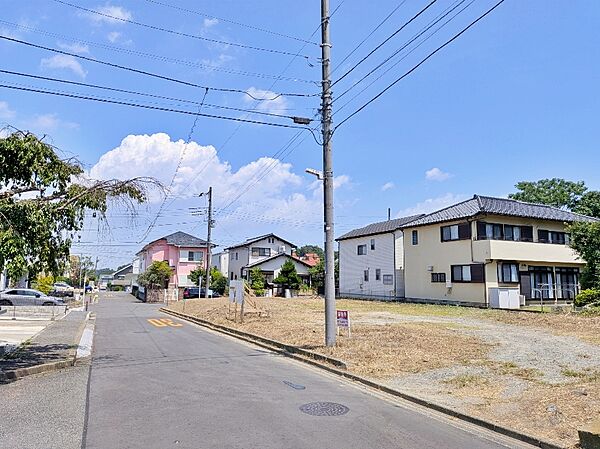 ～　鎌倉市城廻　土地　～前面道路が幅員約6ｍ以上と広く、カースペースを広めに確保したり、ガーデニングや家庭菜園も楽しめるほどの暮らしの楽しみが広がるゆとりある敷地。現地写真（2026年8月）撮影