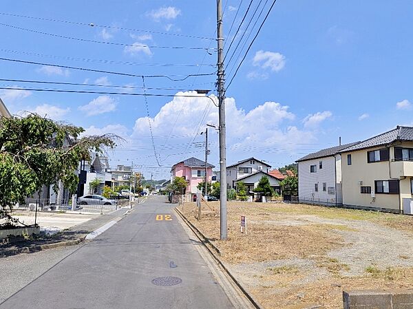 ～　鎌倉市城廻　土地　～現地周辺にはバス停・バス便も複数あり、「大船」駅・「藤沢」駅方面へのアクセスも良好。現地写真（2026年8月）撮影