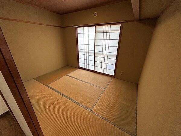 6帖の和室。上部にも収納があります。