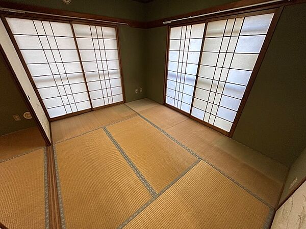 6帖の和室。各部屋バルコニーに面しています。