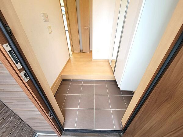 玄関の土間部分も掃除がしやすいです。上り口も広く荷物を持っての移動もしやすいです。