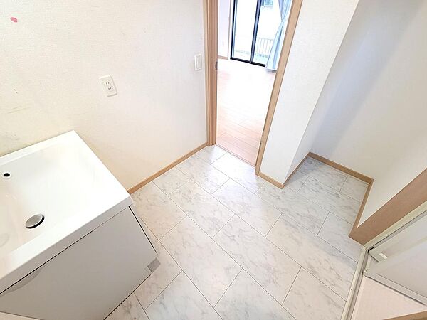 脱衣所もスペースを広く確保しているのでラック等の収納棚を置くことができます。