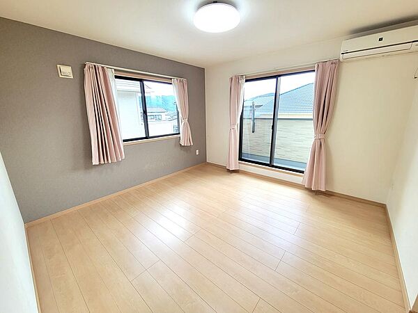 2階の洋室です。窓が多く室内が明るいです。