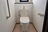 トイレ：トイレはウォシュレット付き。窓もあります。※家具消ししています。※家具消し加工しています。