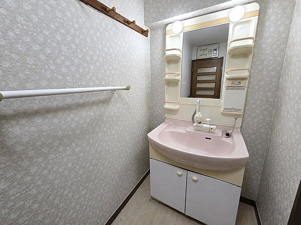 収納豊富な洗面化粧台で、朝の身支度もスムーズ。
