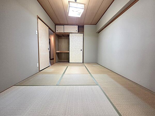 日用品から寝具まで収納できる便利な押入れです。