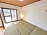 室内：6帖の和室です。畳の表替えしています。