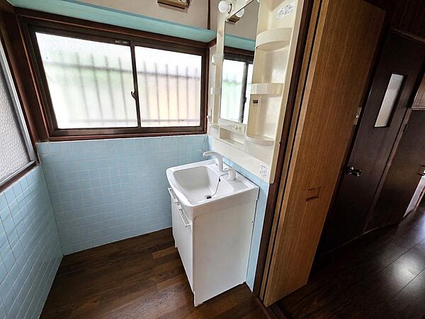収納付で洗面まわりをすっきり保てます。※家具消ししています。