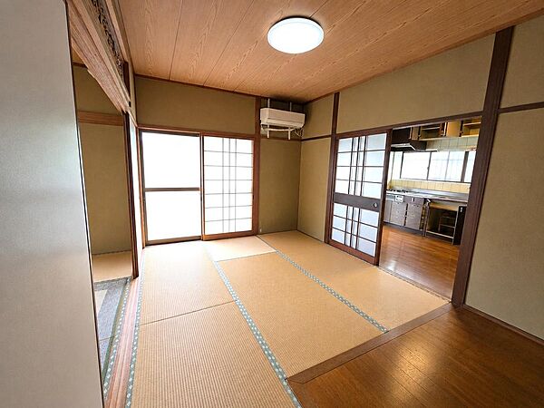 DKに隣接した使い勝手の良い和室。※家具消し加工しています。