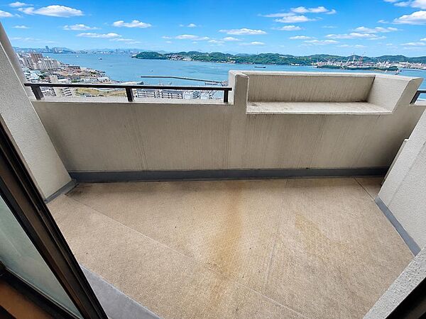 ※家具消し加工しています。バルコニーからは海が見えます。