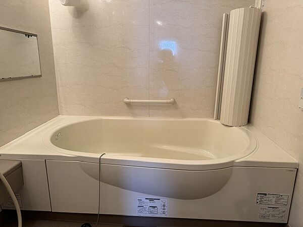 追焚機能・浴室暖房乾燥機付き。嬉しい設備が充実しています。※家具消ししています。