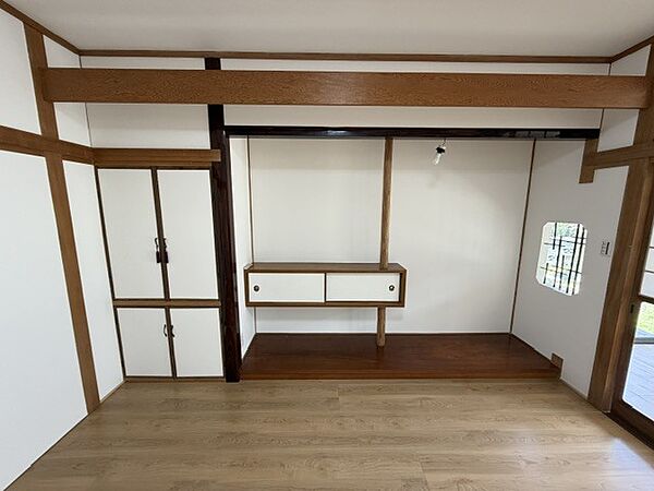 洋室に床の間があります。