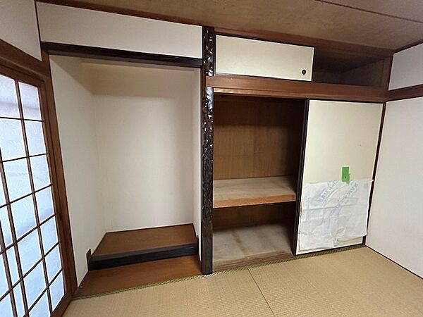 床の間や押し入れがあります。
