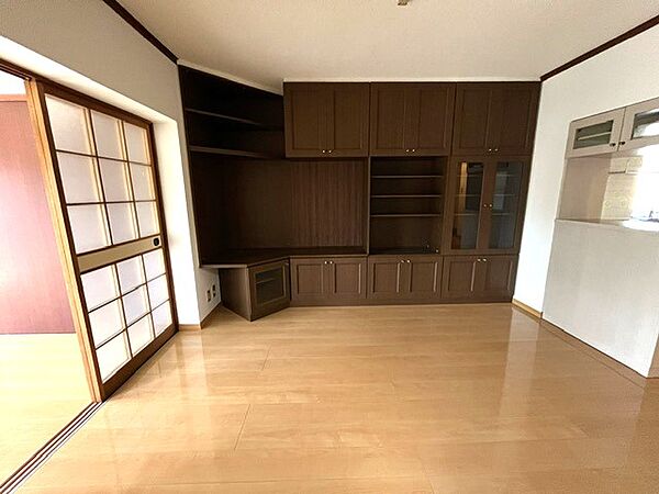 リビングには一面に収納棚が付いています。