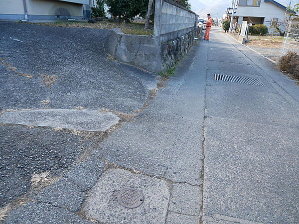 北側道路の接道の様子です