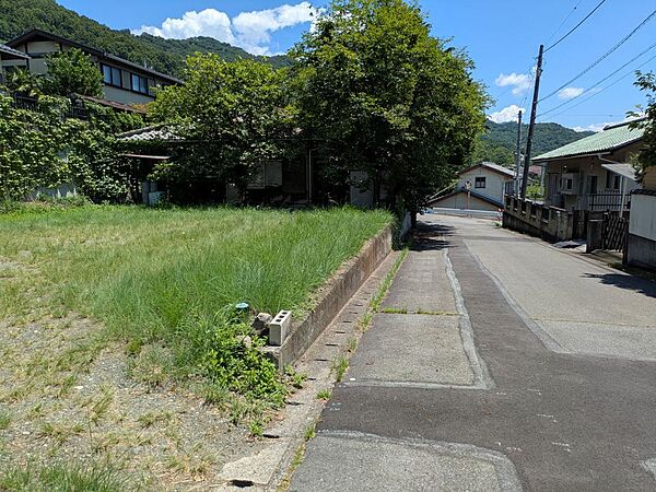 南面道路の西側からの様子です