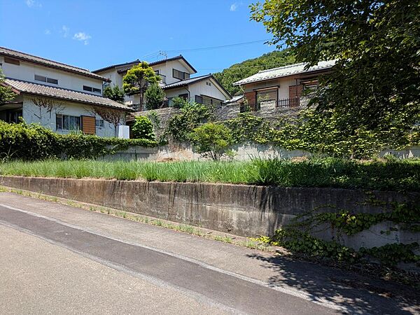 南面道路の東側からの様子です