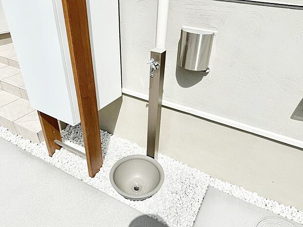 ■ガーデニングや洗車などの際に大活躍な屋外立水栓  